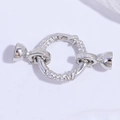 Vue macro d'un fermoir en argent sterling S925 serti de zircons pour bijoux DIY - Fermoir Trèfle Noeud de Bambou Platine