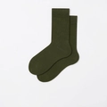 Olivgrüne Crew-Socken für Damen und Herren mit Rippbündchen und feiner Strickstruktur - Zederngrün