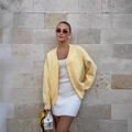 Hellgelbe Strickjacke und weißes Strickkleid im Set, präsentiert von einem Model auf der Straße - S / Gelb