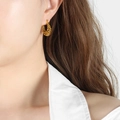 Pendientes barrocos dorados calados en forma de U usados por modelo para un estilo lujoso - Dorado