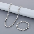 Conjunto de collar y pulsera de eslabones plateados en acero sobre fondo neutro - Pulsera 20cm / Color Acero