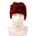 Bonnet en tricot rouge et noir avec texture pelucheuse sur un mannequin pour l'hiver - Noir Rouge