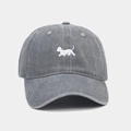 Détail de la broderie chiot minimaliste sur casquette de baseball vintage grise délavée - Gris