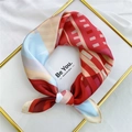 Foulard quadrato di seta con stampa geometrica rossa e blu su cartoncino bianco - 53cm / 6 Città Calda