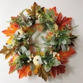Ghirlanda autunnale con foglie di acero ghiacciate e piccole zucche su sfondo bianco - Ghirlanda di Foglie d'Acero con Zucca Bianca da 35 cm