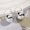 Pendientes de aro de bola plateada pulida con efecto espejo y diseño geométrico elegante - Plateado