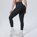 Detalle de los pantalones de yoga negros de talle alto con tela de efecto moldeador - S / Negro
