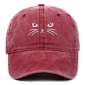 Gros plan d'une broderie chat blanc sur une casquette vintage en coton rouge délavé - Taille unique / Bordeaux