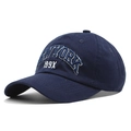 Détail de la broderie blanche 3D et de la texture coton sur casquette de baseball marine - Réglable / Bleu marine