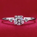Bague classique en argent à trois pierres en moissanite sur fond rouge vif - Ouvert Réglable / Style à Trois Pierres (MS269)