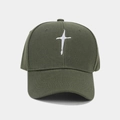 Gros plan de la casquette de baseball en coton vert olive avec broderie croix - Réglable / Vert Militaire