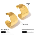 Détail de boucles d'oreilles en C en acier inoxydable doré 18K avec une texture martelée - Style Épais en Forme de C Martelé (NB-E1620)