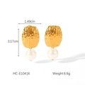 Vista detallada de pendientes de corazón martillados dorados con perlas y medidas - Estilo vinculado de perla y metal (HC-E10416)