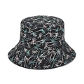 Détail du chapeau bob noir avec imprimé palmier tropical dans les tons vert et rose - Palmier Tropical sur Fond Noir (2#)