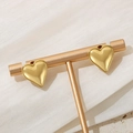 Pendientes de botón de corazón en oro de 18K minimalistas en un soporte de exhibición en T - Pendientes de Botón de Corazón Dorado (KE111051-KFC)
