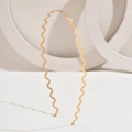 Diadema ondulada minimalista de metal dorado con diseño elegante y puntas redondas - Ondas Pequeñas Dorado Pieza Individual