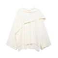 Détail d'un manteau cape en maille crème avec couches asymétriques et manches chauve-souris - S / Blanc