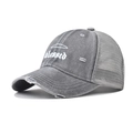Gros plan sur la broderie gothique blessed blanche sur une casquette trucker grise - Gris