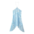 Detail des Neckholder-Tops mit hellblauem Wirbelmuster, Metallkette und asymmetrischem Saum - S / Hellblau Geblümt
