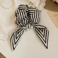 Detalle del coletero a rayas con detalles de perlas y cintas elegantes - Raya Blanca Con Perla