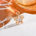 Detaillierte Makroaufnahme eines goldenen 14K Stern-Anhängers mit einem Zirkonia-Stein - Stern - Weiß