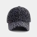 Gros plan de la casquette léopard avec une texture douce en fausse fourrure grise - Réglable / Gris