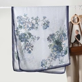 Pañuelo cuadrado tacto lino con motivos florales azules y borde azul oscuro en blanco - Rejilla Ramo Azul