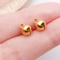Zwei kleine goldene Legierungsglocken auf einem Finger für DIY-Schmuckherstellung - 6mm / Gold