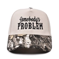 Dettaglio del ricamo Somebody's Problem su un cappello trucker beige con visiera camo - Camouflage di Foglie