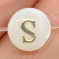 Perle en nacre naturelle avec lettre S dorée pour création de bijoux DIY - Lettre S