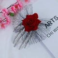 Detail van gotische skelet hand haarclip met rode roos en zwart netgaas accenten - Kant Skelet Hand Roos Clip