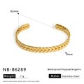 Vista dettagliata del bracciale rigido in acciaio inossidabile dorato con trama a maglia - Stile a Trama Intrecciata (NB-B6289) / Oro