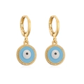 Detailaufnahme vergoldeter Evil Eye Ohrringe mit blauem Emaille und Zirkonia-Inlay - Himmelblau Rund (42384)