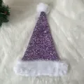 Detail einer lila Weihnachtsmütze mit Pailletten, weißem Plüschrand und weißem Bommel - 31*47cm / Hellviolett