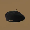 Berretto classico in maglia nera con piccola coda e targhetta in pelle fatta a mano - 55-59cm (Regolabile) / Nero