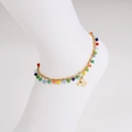 Cavigliera dorata con perline colorate e ciondolo a farfalla su modello elegante - Cavigliera