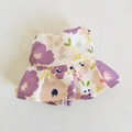Blumiges Minikleid für 17cm Stoffpuppe in Weiß mit rosa und lila Blumenmustern - Passend für 17cm Puppe / Violett Blumenrock / Violettes Blumenmuster