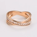 Macro dettagliata dell'anello incrociato in acciaio inossidabile rosa con zircone - US 6 / Oro rosa