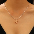 Dettaglio della collana con ciondolo a forma di cane palloncino dorato indossata sul collo - Cane Palloncino Oro (3318)
