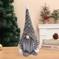 Gnomo di Natale grigio lavorato a maglia con cappello a pois e barba su sfondo festivo - Grigio