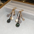 Details von Vintage-Perlenohrringen mit bunten Perlen und Zirkonia-Akzenten - Ohrhaken-Stil / Gold (Quaste)