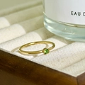 Minimalistischer Ring aus 18K vergoldetem Edelstahl mit grünem Peridot-Stein - US 7 / August-Hellgrün