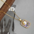 Détail macro du collier tournesol vintage français avec perle et chaîne dorée - Collier Tournesol - Violet