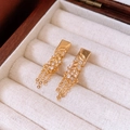 Dettaglio di orecchini a nappa placcati oro 18K con cristalli in una scatola beige per gioielli - Orecchini a nappa di grano (925 Sterling Silver Earring Post) / Oro (Placcato Oro 18K)