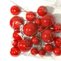 Dettaglio di bacche decorative rosse lucide su steli flessibili per topper per torte - Mixed 4 Sizes / Rosso Misto Confezione Da 20