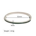 Detailweergave van zilveren armband met groene stenen, 61 mm diameter en 4 mm breedte - Zilver + Groene Zirkonia
