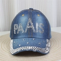 Vue détaillée de l'inscription PARIS en strass sur une casquette en jean bleu délavé - No.36-Lettre PAAAS-Bleu