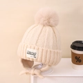 Gorro de punto de invierno beige para niños con pompón y orejeras con parche de logo - Niños aprox 3-10 años / Beige