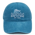 Blauwe gewassen katoenen honkbalpet met wit New MOM EST. 2025 borduursel vooraan - Meerblauw (MOM 2025)
