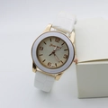 Détail d'une montre à quartz or rose avec bracelet en cuir blanc et cadran champagne - Blanc